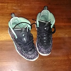 Nike Foams Pocka Dots